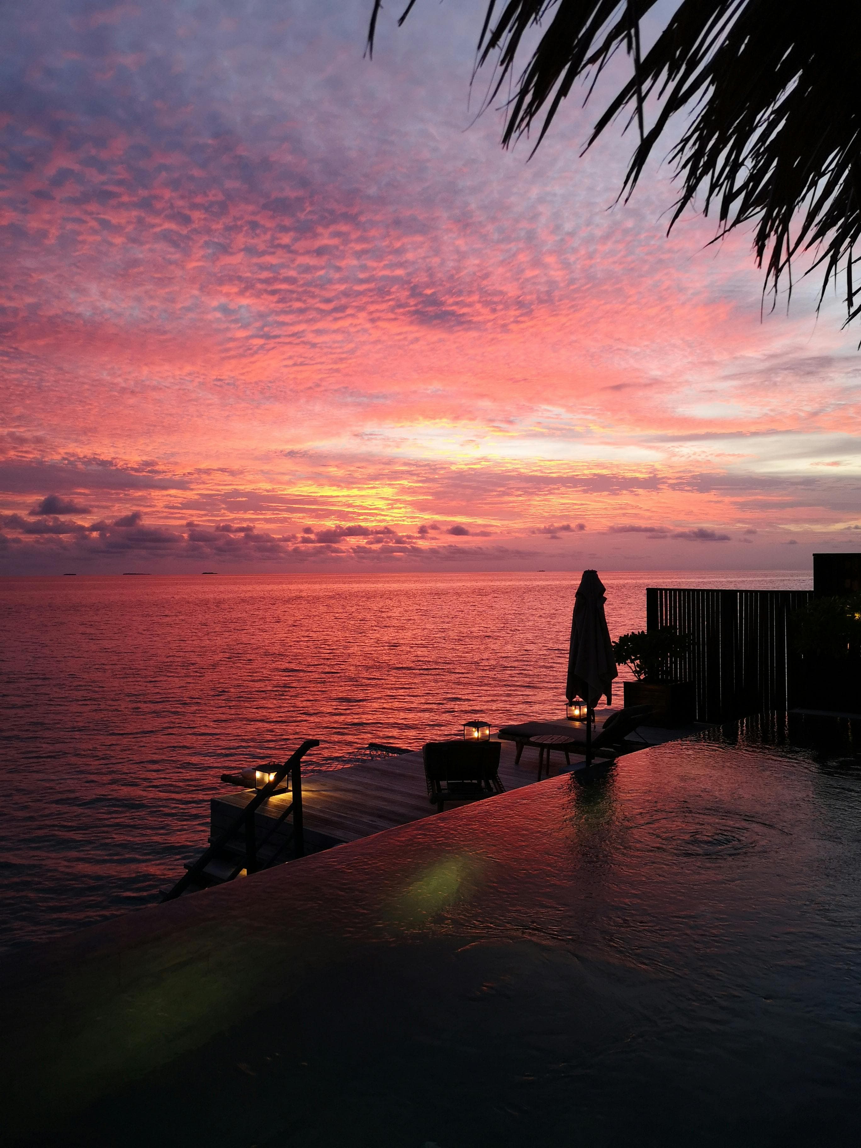 Piscina a sfioro al tramonto